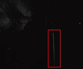 Dark-screen scratch under the source double-angle oblique light; original red box retained.